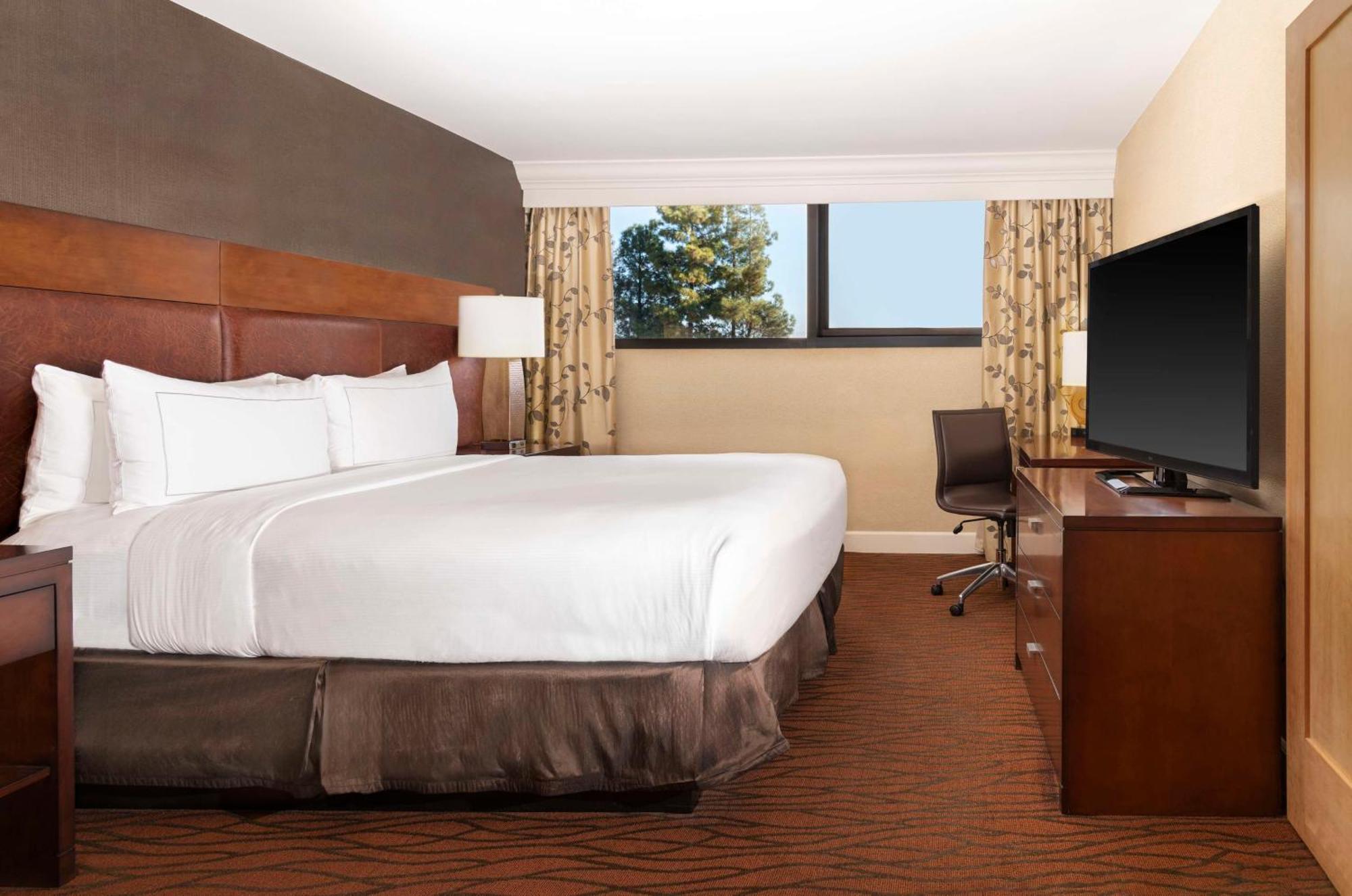 Hilton Orange County/Costa Mesa Hotel Exterior photo